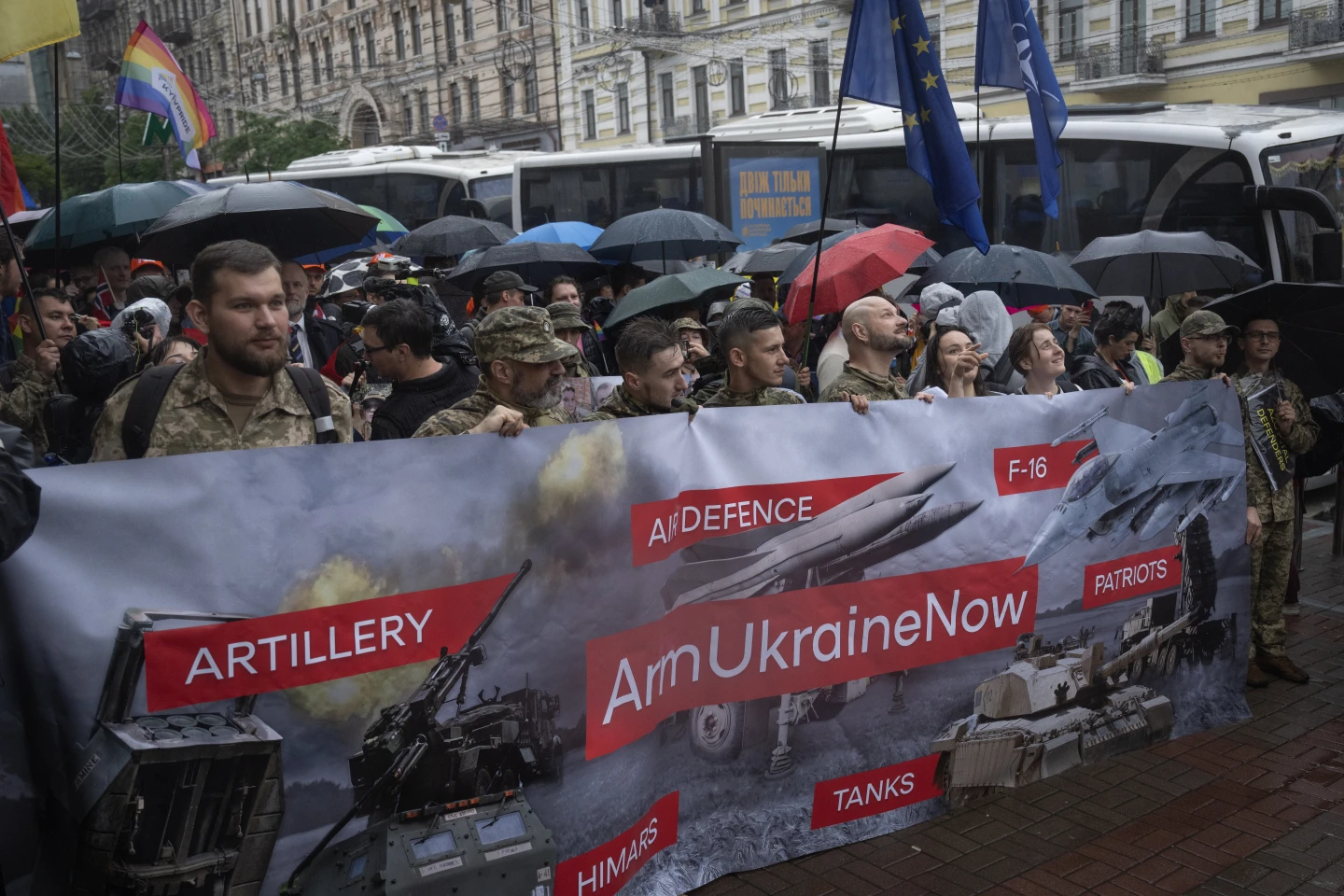 ЛГБТ-солдати в Україні сподіваються, що їхня служба змінює ставлення до них, оскільки вони виступають за юридичні права